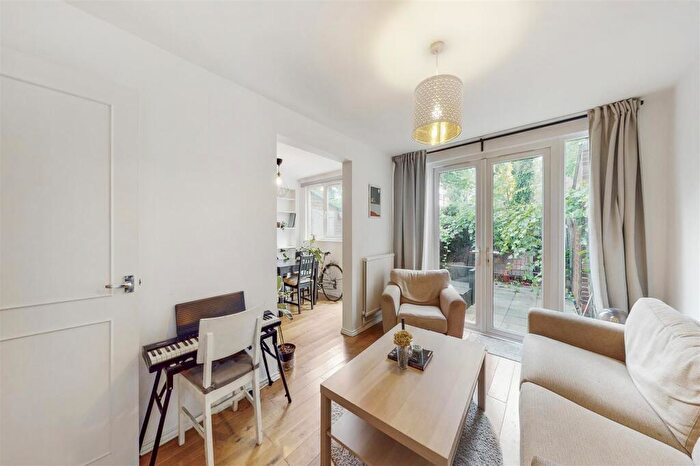 2 Bedroom Apartment To Rent In Chilton Street, Shoreditch, E2