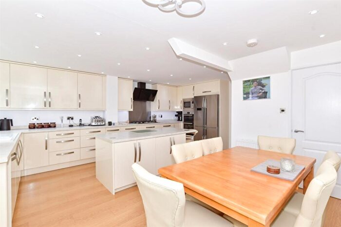 2 Bedroom Chalet For Sale In Gorham Close, Snodland, Kent, ME6