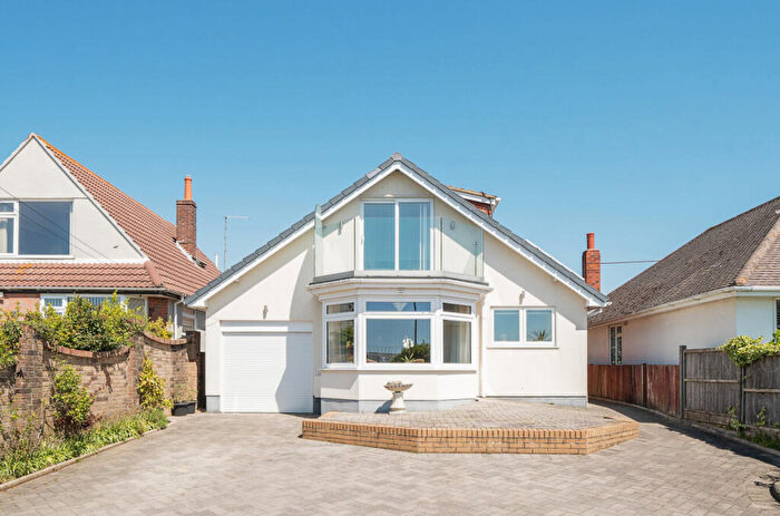 4 Bedroom Bungalow For Sale In Lake Drive, Poole, Dorset, BH15