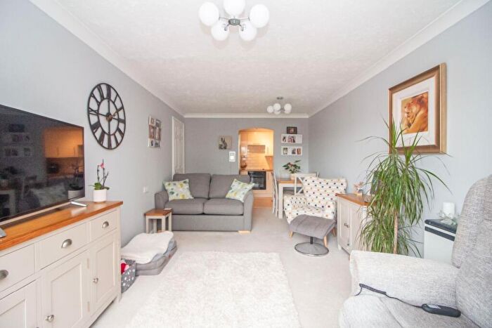 1 Bedroom Flat For Sale In Dene Court, Holman Close, Cowplain, PO8
