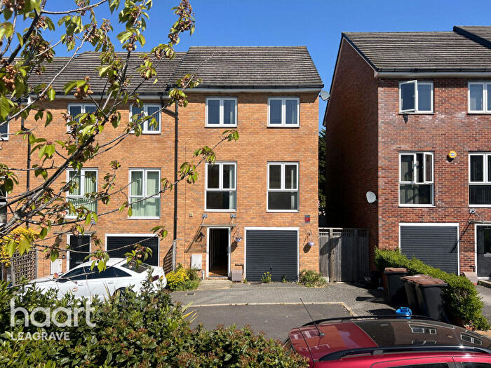 5 Bedroom Town House For Sale In Challney Gardens, Luton, LU4