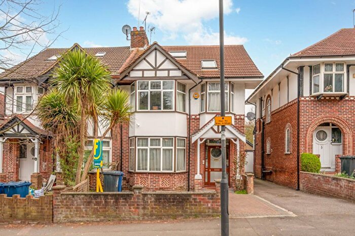 4 Bedroom Semi-detached House For Sale In Brunswick Road, Ealing, London, W5