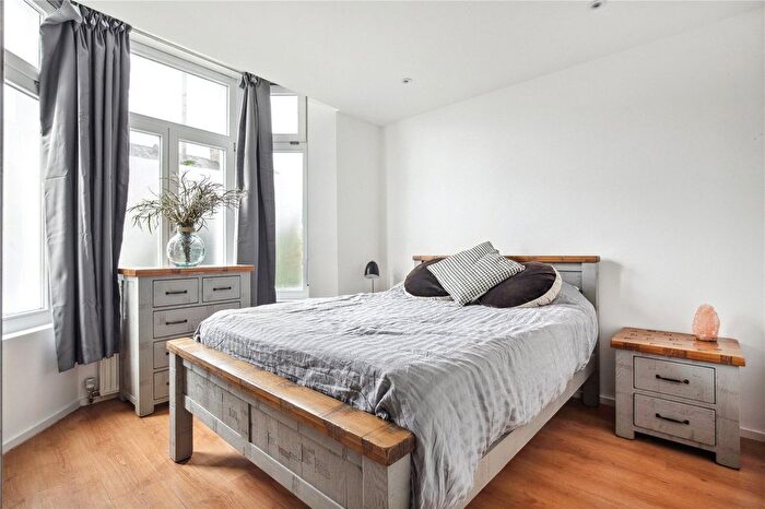 2 Bedroom Flat For Sale In Fountain Road, London, SW17