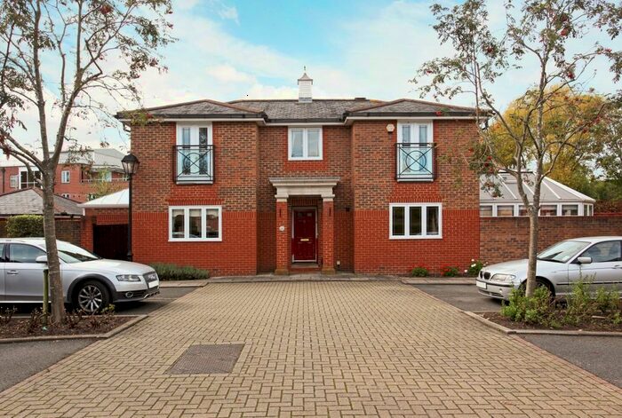 4 Bedroom Detached House To Rent In Chaucer Close, Windsor, SL4