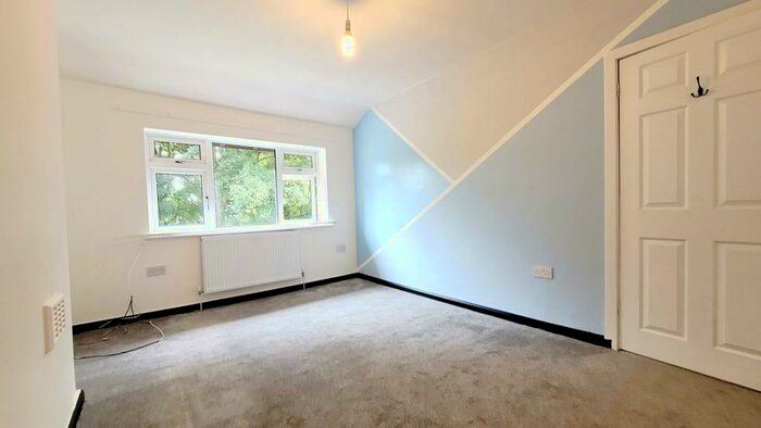 4 Bedroom Semi-Detached House To Rent In Eccles Old Road, M6