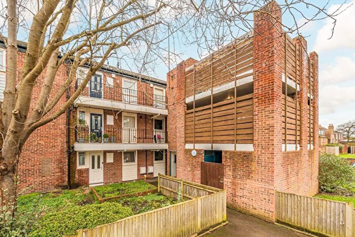 1 Bedroom Flat For Sale In Edwin Road, Twickenham, TW2