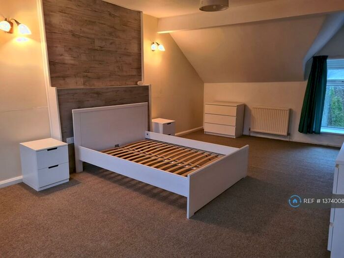 2 Bedroom Maisonette To Rent In Pentreguinea Road, St. Thomas, Swansea, SA1