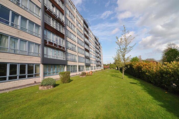 2 Bedroom Apartment For Sale In Ingledew Court, Leeds, LS17