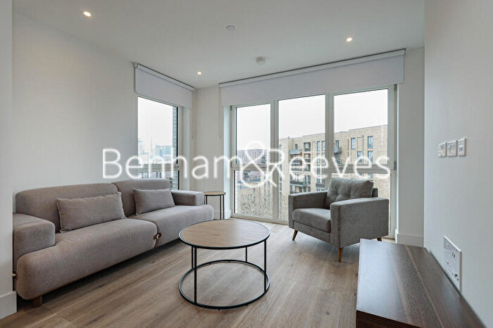 2 Bedroom Apartment To Rent In Maple Mews, Bow, E3