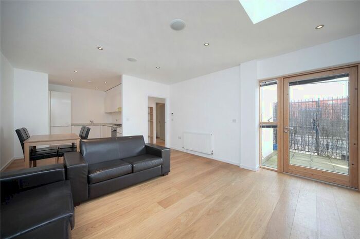 2 Bedroom Flat To Rent In St John's Hill, Battersea, SW11