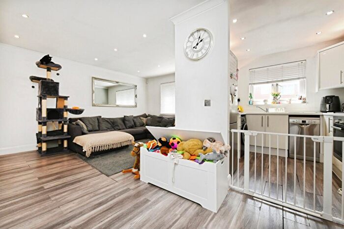 2 Bedroom Flat For Sale In Harrisons Wharf, Purfleet-On-Thames, RM19