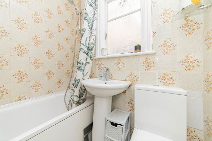 1 Bedroom Flat For Sale In Percy Road, London, N12