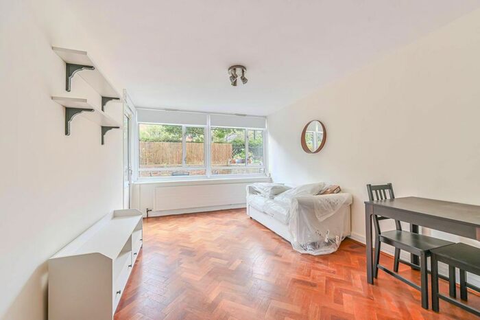 1 Bedroom Flat To Rent In Churchill Gardens, Pimlico, London, SW1V