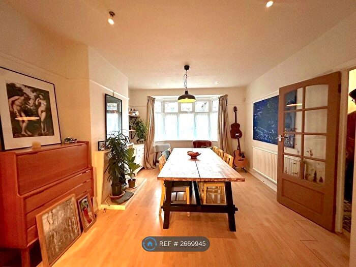 3 Bedroom Semi Detached House To Rent In Dagnall Park, London, SE25