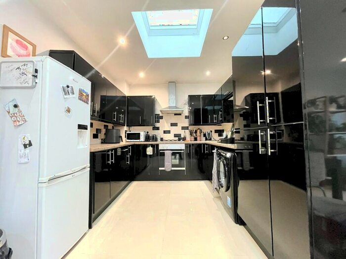 2 Bedroom Flat To Rent In Hamilton Road, London, NW11