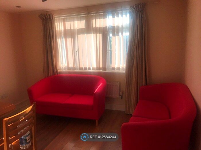 1 Bedroom Flat To Rent In Hazeldene Road, Ilford, IG3