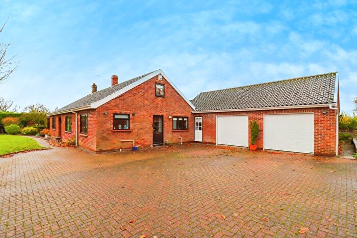 5 Bedroom Bungalow For Sale In Longfields, Stubbs Green, Norwich, NR14