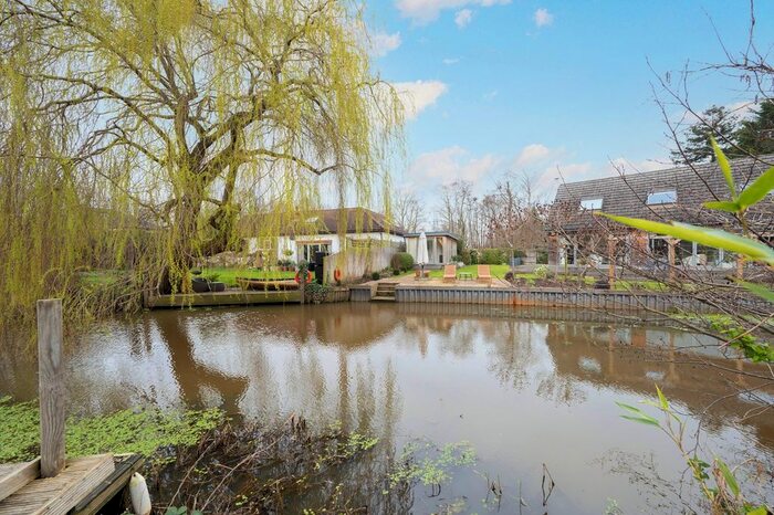 3 Bedroom Detached House To Rent In The Island, Weybridge, KT13