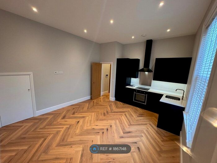 1 Bedroom Flat To Rent In Ruskin House, Royal Tunbridge Wells, TN4