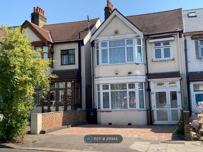 4 Bedroom End Of Terrace House To Rent In The Drive, Ilford, IG1