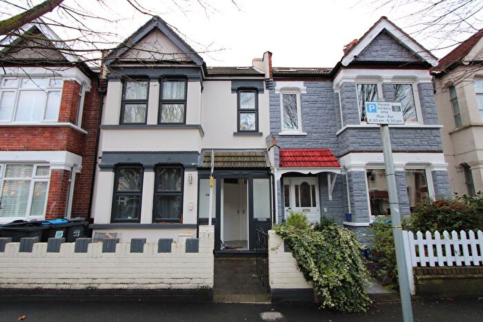 3 Bedroom Flat To Rent In Boscombe Road, London, SW19