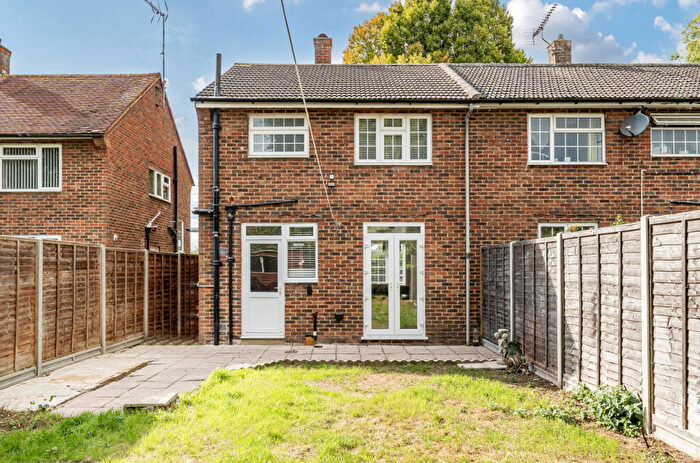 3 Bedroom End Of Terrace House For Sale In Chilwick Road, Slough, Berkshire, SL2