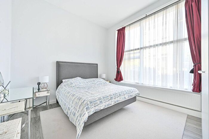2 Bedroom Flat For Sale In Arundel Gardens, Notting Hill, London, W11