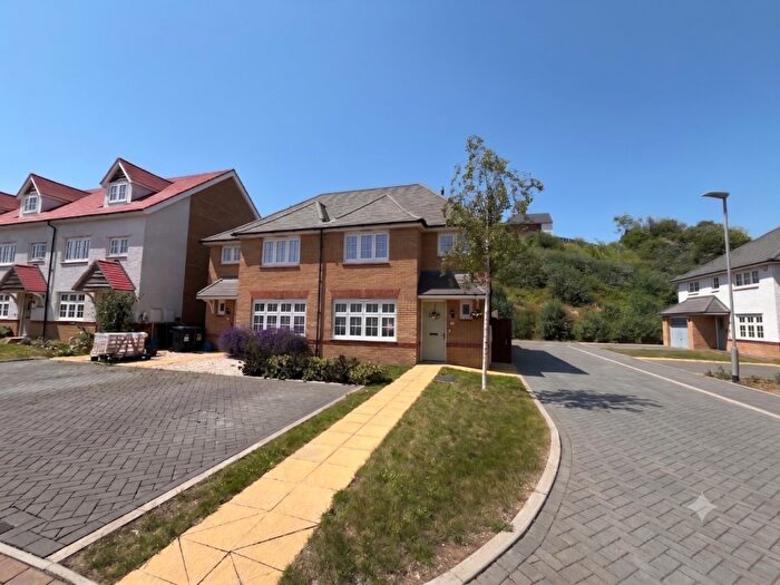 3 Bedroom Semi-Detached House For Sale In Whittle Drive, Luton, Bedfordshire, LU2
