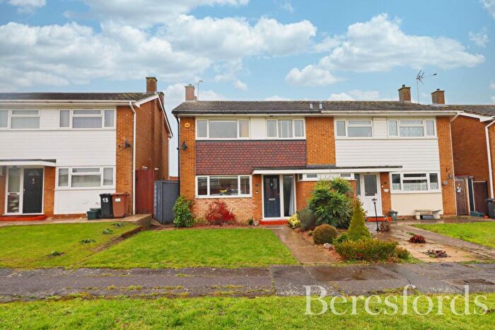 3 Bedroom Semi-Detached House For Sale In Boyne Drive, Chelmsford, CM1