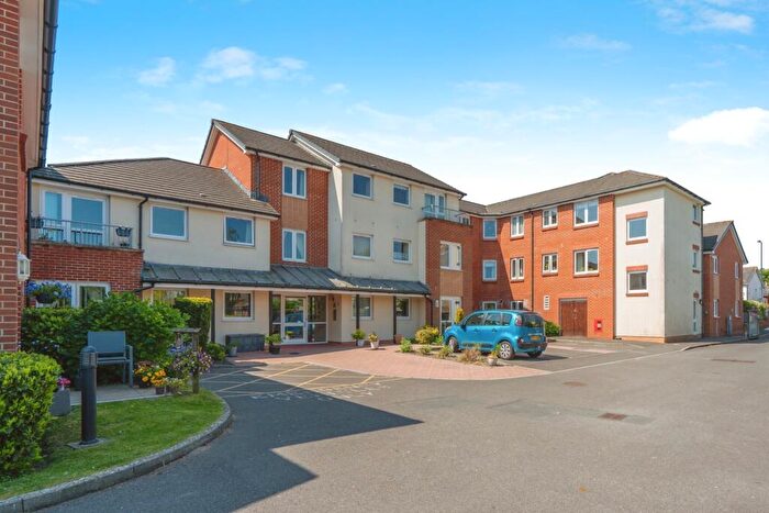 1 Bedroom Flat For Sale In London Road, Cowplain, Waterlooville, Hampshire, PO8