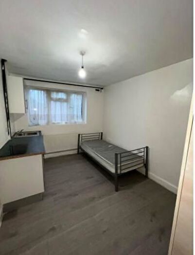 Studio To Rent In Heathway The Common, London, UB2