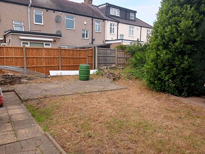 4 Bedroom Semi-Detached House To Rent In Aintree Crescent, Barkingside, Clayhall, Hainult, Ig2