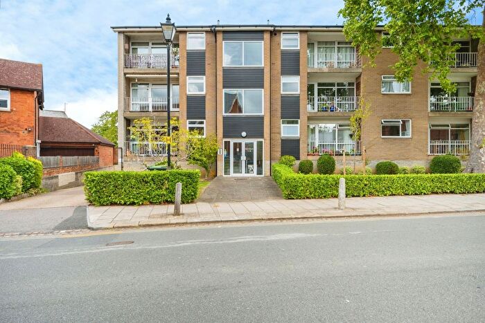 2 Bedroom Flat For Sale In Pemberley Avenue, Bedford, Bedfordshire, MK40