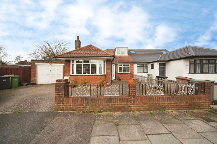 3 Bedroom Detached Bungalow For Sale In Felix Avenue, Luton, LU2