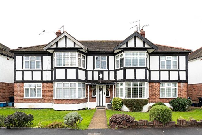 2 Bedroom Flat For Sale In Onslow Gardens, South Woodford, E18