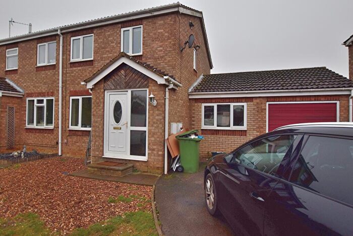 4 Bedroom Semi-Detached House To Rent In Robinsons Grove, Hibaldstow, DN20