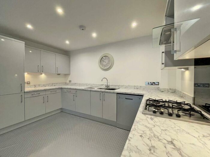 2 Bedroom Flat To Rent In Carisbrooke Road, Far Headingley, Leeds, West Yorkshire, Uk, LS16