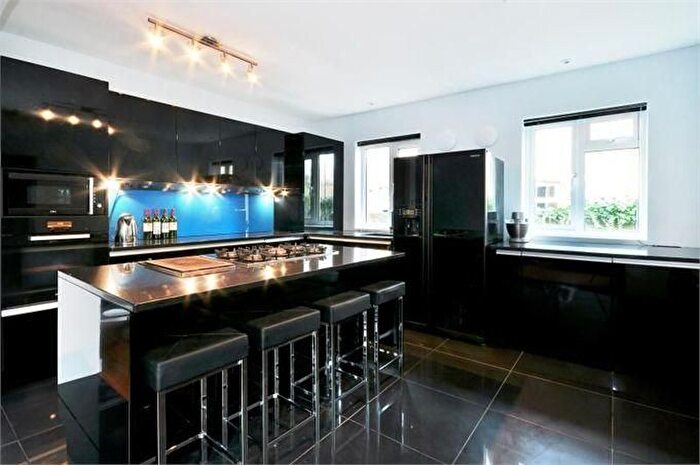 2 Bedroom Flat To Rent In North Common Road, London, Uk, W5