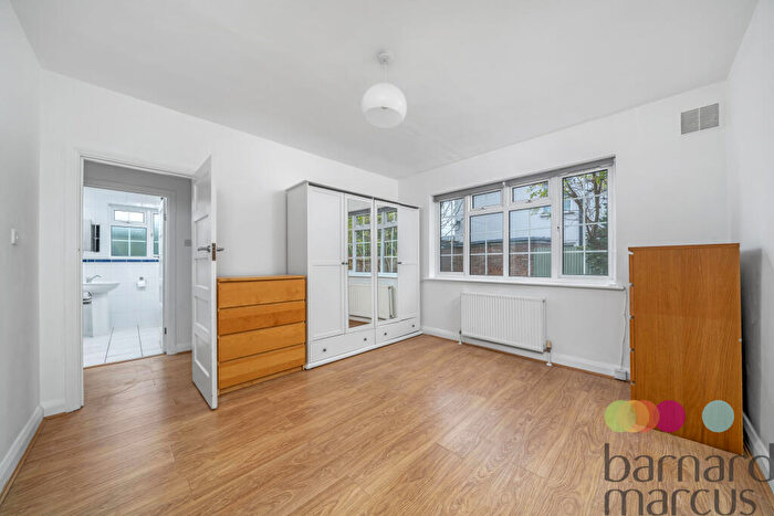 2 Bedroom Apartment To Rent In Glenhurst Road, London, N12