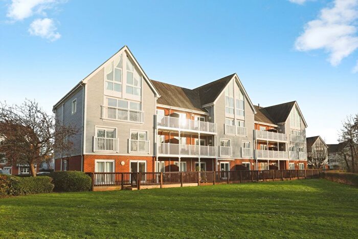 2 Bedroom Flat For Sale In The Lakes, Larkfield, Aylesford, Kent, ME20