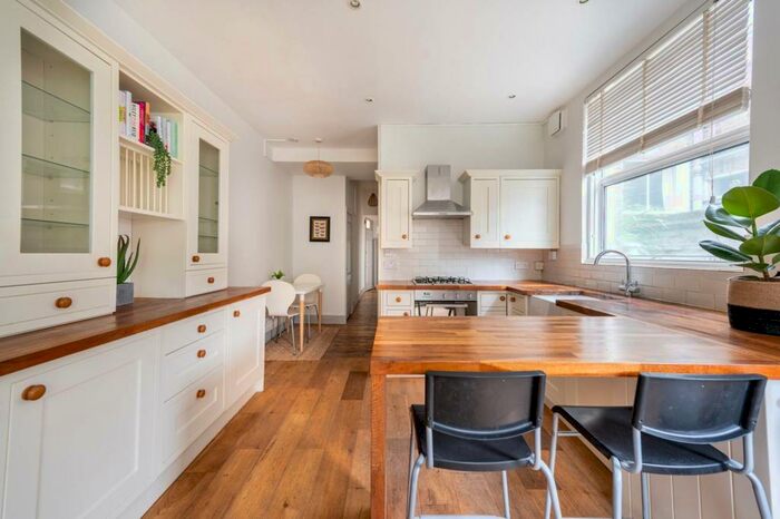 2 Bedroom Flat To Rent In Wendover Road, Willesden, London, NW10