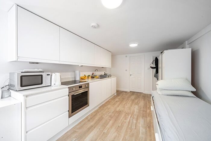 Studio To Rent In Finchley Road, London, NW11