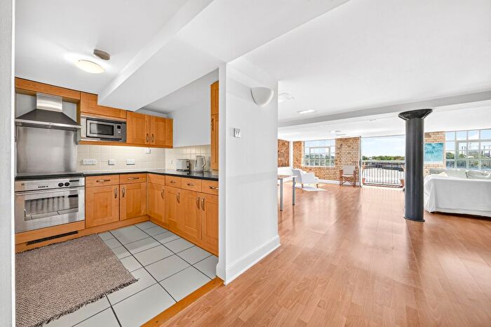 2 Bedroom Flat To Rent In Merchant Court, Wapping Wall, E1W