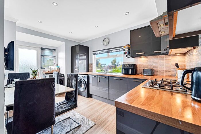 2 Bedroom Maisonette For Sale In London Road, Ashford, TW15