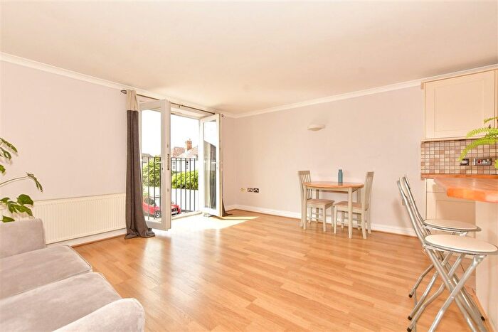 2 Bedroom Flat For Sale In Newmans Close, Hythe, Kent, CT21