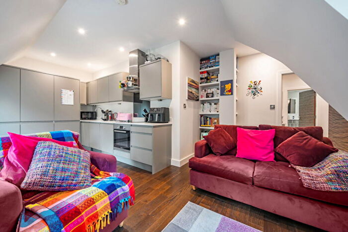 2 Bedroom Flat For Sale In High Road, Whetstone, N20