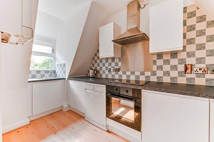 2 Bedroom Flat To Rent In Jews Walk, Sydenham, London, SE26