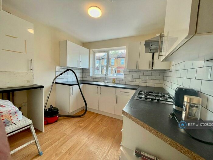 4 Bedroom Semi-Detached House To Rent In Bective Road, London, E7