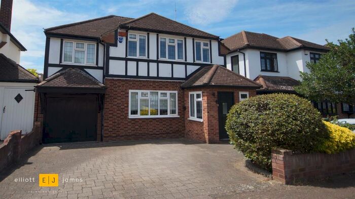 4 Bedroom Detached House To Rent In Dacre Gardens, Chigwell, IG7