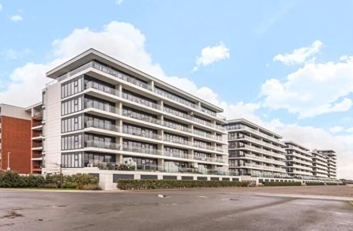 2 Bedroom Flat For Sale In Newbury, Berkshire, RG14